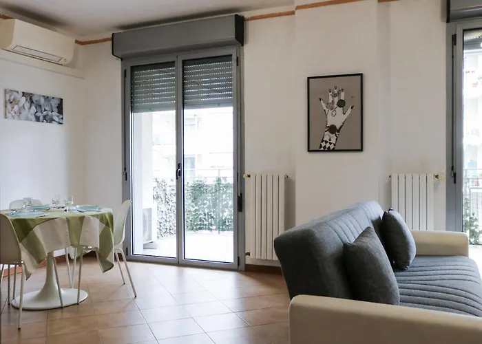Urban Balcony Hideaway - 3 People