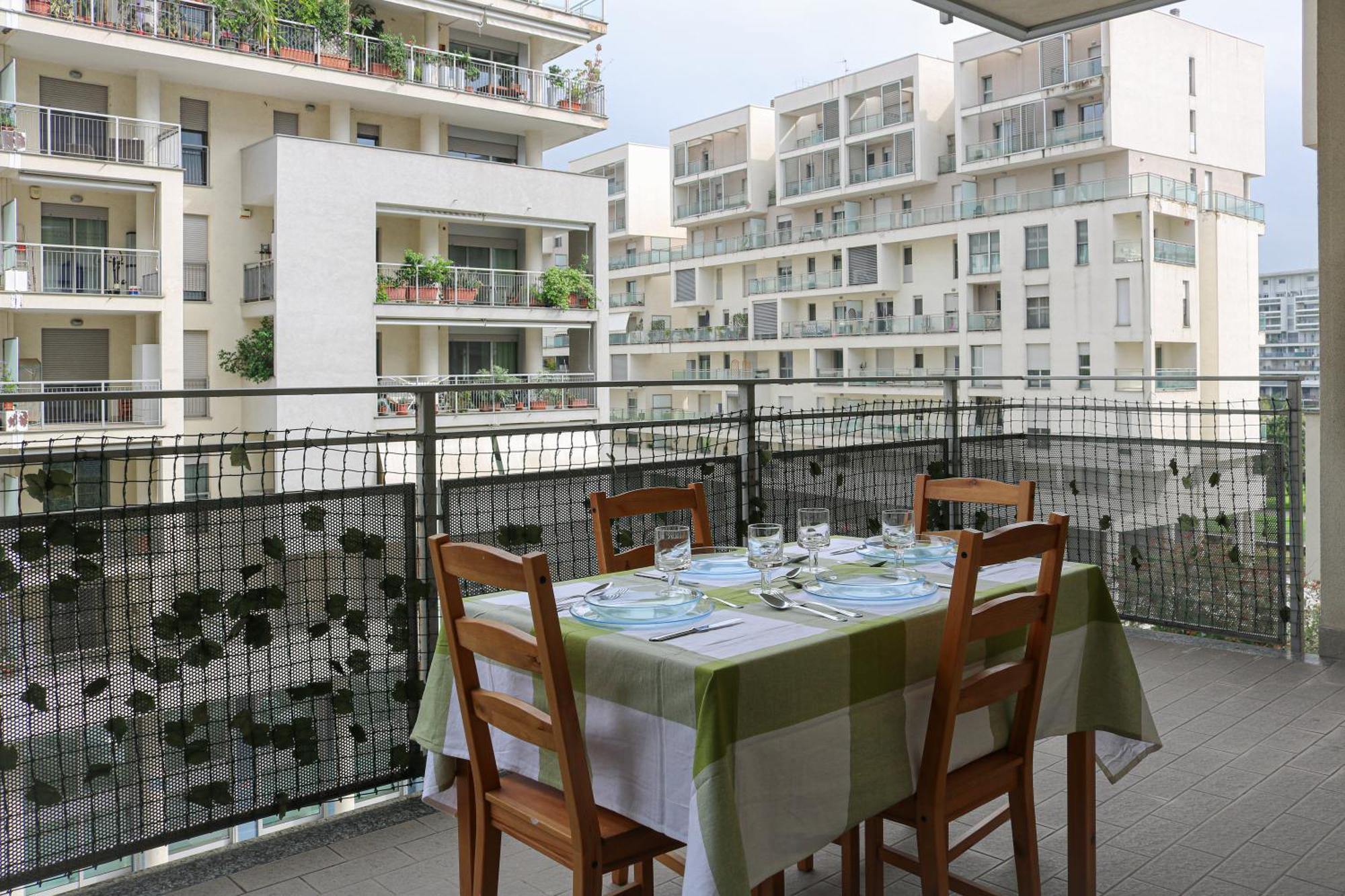 Urban Balcony Hideaway - 3 People Milan