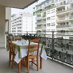 Urban Balcony Hideaway - 3 People